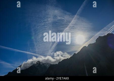 Splendida vista delle nuvole che avvolgono le aspre vette delle alte montagne dei tatra in slovacchia, creando un paesaggio suggestivo e maestoso. Foto Stock