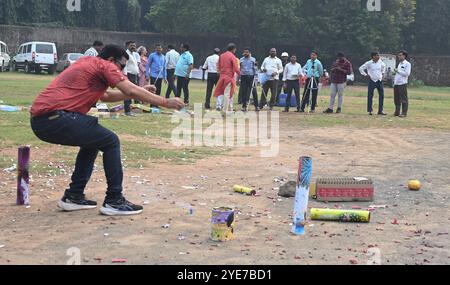 Mumbai, India. 29 ottobre 2024. MUMBAI, INDIA - OTTOBRE 29: MPCB con gli attivisti anti-rumore Awaaz Foundation hanno condotto congiuntamente lo studio di test del rumore di firecracker a Chembur il 29 ottobre 2024 a Mumbai, India. (Foto di Raju Shinde/Hindustan Times/Sipa USA) credito: SIPA USA/Alamy Live News Foto Stock