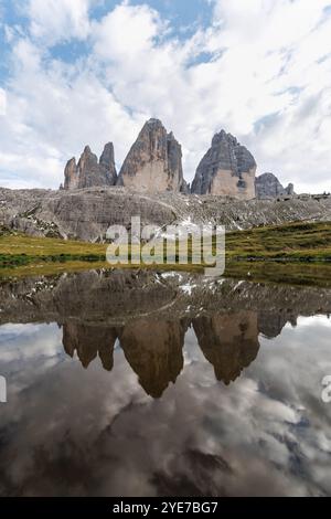 18 settembre 2024, Italia, Auronzo di Cadore: I versanti nord delle tre Cime si riflettono nelle acque delle Dolomiti di Sesto nel Parco naturale delle tre Cime nei pressi di Auronzo di Cadore (provincia di Belluno, Italia) il 18 settembre 2024. Le tre Cime di Lavaredo sono una suggestiva catena montuosa nel paesaggio montano al confine tra le province italiane di Belluno a sud e l'alto Adige a nord e un simbolo della regione. La regione delle Dolomiti è l'alta valle delle Dolomiti e patrimonio dell'umanità dell'UNESCO. Il punto più alto del gruppo di picchi è Foto Stock