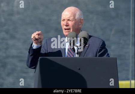 Il senatore degli Stati Uniti Ben Cardin (Democratico di MD, USA), interviene prima che il presidente degli Stati Uniti Joe Biden esprima le sue osservazioni su come il suo programma di investimenti in America stia ricostruendo le infrastrutture americane e creando buoni posti di lavoro retribuiti a livello sindacale al porto di Baltimora, MD, USA martedì 29 ottobre 2024. Martedì il presidente degli Stati Uniti Joe Biden ha annunciato un investimento di 3 miliardi di dollari dal suo Inflation Reduction Act per migliorare le infrastrutture portuali del paese. L'investimento include 147 milioni di dollari in premi per la Maryland Port Administration, che possiede il porto di Baltimora, la Casa Bianca Foto Stock