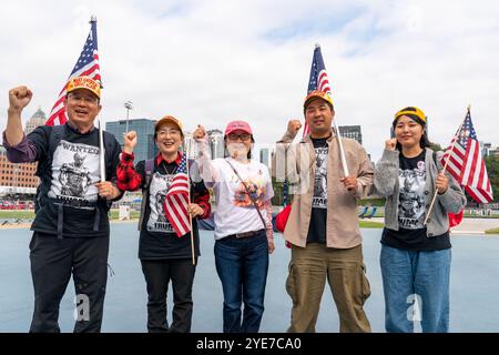 I sostenitori di Trump sfilano davanti all'ex presidente e candidato presidenziale repubblicano del 2024 partecipa a una manifestazione al McCamish Pavilion nel campus di Foto Stock