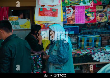 SAMARCANDA,UZBEKISTAN;18,SETTIEMBRE,2024: Donne che cercano di vendere i loro prodotti in un vivace mercato di Samarcanda, Uzbekistan, una città importante lungo la costa Foto Stock