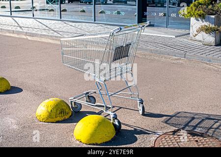 svuotare il carrello all'esterno vicino alle porte del supermercato Foto Stock