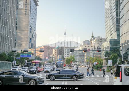 11 ottobre 2024. Jongno District, Seoul, paesaggio urbano mattutino a piedi dalla Corea del Sud fino alla zona del centro di ​​Myeong-dong. Foto Stock