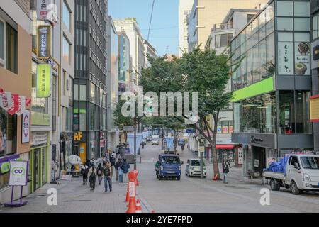 11 ottobre 2024. Jongno District, Seoul, paesaggio urbano mattutino a piedi dalla Corea del Sud fino alla zona del centro di ​​Myeong-dong. Foto Stock