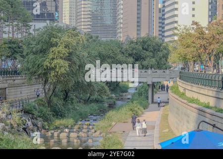 11 ottobre 2024. Jongno District, Seoul, paesaggio urbano mattutino a piedi dalla Corea del Sud fino alla zona del centro di ​​Myeong-dong. Foto Stock