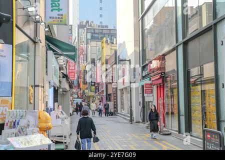 11 ottobre 2024. Jongno District, Seoul, paesaggio urbano mattutino a piedi dalla Corea del Sud fino alla zona del centro di ​​Myeong-dong. Foto Stock