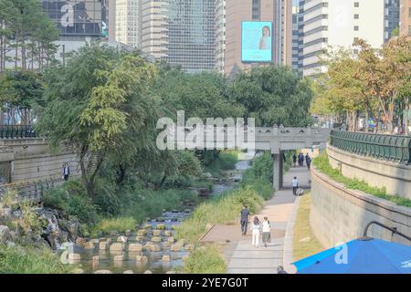 11 ottobre 2024. Jongno District, Seoul, paesaggio urbano mattutino a piedi dalla Corea del Sud fino alla zona del centro di ​​Myeong-dong. Foto Stock