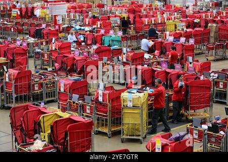 Foto del file del 20/11/15 del South Midlands mail Centre della Royal mail, Northampton. Royal mail inizierà a utilizzare gli adesivi intelligenti per tracciare digitalmente i propri contenitori come parte di uno schema per migliorare l'efficienza e fornire informazioni su come ridurre il carbonio ottimizzando l'uso dei veicoli. Data di pubblicazione: Mercoledì 30 ottobre 2024. Foto Stock