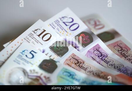 Foto del file datata 20/08/24 con una vista di banconote da £5, £10, £20 e £50. La Cancelliera dello Scacchiere Rachel Reeves consegnerà il primo bilancio del suo governo mercoledì alla camera dei comuni di Londra. Data di pubblicazione: Mercoledì 30 ottobre 2024. Foto Stock