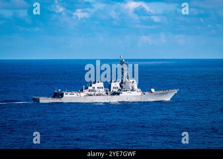 Il cacciatorpediniere missilistico guidato classe Arleigh Burke USS McCampbell (DDG 85) fuma nell'Oceano Pacifico occidentale, ottobre 29. McCampbell e' schierato in avanti Foto Stock