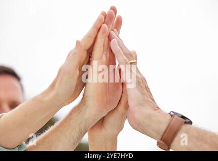 Famiglia, mani e cinque con lavoro di squadra per unità, motivazione o collaborazione insieme in natura. Primo piano, gruppo o amici con un contatto Foto Stock