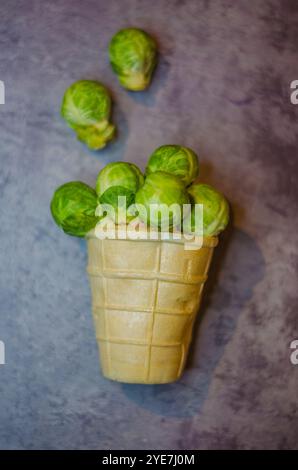 Creativi cavoletti di Bruxelles in waffle Cone - concetto unico di cibo sano. Foto di alta qualità Foto Stock