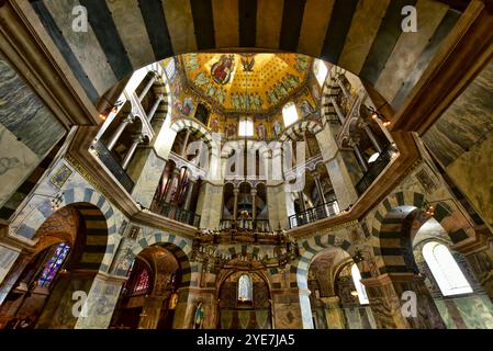 Intricati soffitti a motivi geometrici negli interni decorati della Cappella Palatina di Aquisgrana, Aahcen, Germania, la costruzione iniziò nel 792 d.C. Foto Stock