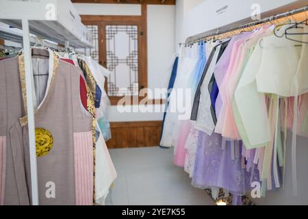 La mattina del 12 ottobre 2024, il negozio di noleggio Hanbok è popolare sulla SNS a Bukchon-ro, Jongno District, Seoul, Corea del Sud. Foto Stock