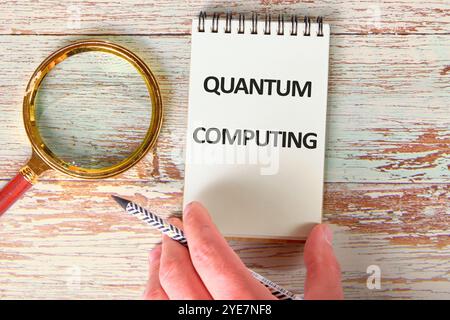 Business, programmazione, interfaccia, applicazione e concetto di rete. Testo del COMPUTING QUANTISTICO in un notebook sullo sfondo delle vecchie schede madri Foto Stock