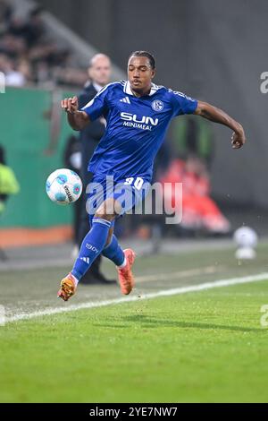 Augusta, Germania. 29 ottobre 2024. Calcio: DFB Cup, FC Augsburg - FC Schalke 04, 2° turno, WWK-Arena. Anton Donkor di Schalke in azione. Credito: Harry Langer/dpa - NOTA IMPORTANTE: In conformità con le normative della DFL German Football League e della DFB German Football Association, è vietato utilizzare o far utilizzare fotografie scattate nello stadio e/o della partita sotto forma di immagini sequenziali e/o serie di foto video./dpa/Alamy Live News Foto Stock