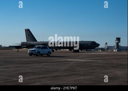 Un B-52H Stratofortress proveniente dai parchi del 2nd Bomb Wing per il rifornimento presso l'aeroporto internazionale di Chennault per prepararsi al Global Thunder 25 a Lake Charles, Foto Stock