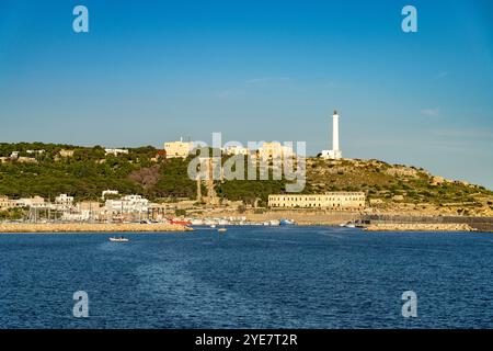 Stadtansicht mit Hafen und Leuchtturm a Santa Maria di Leuca, Puglia, Italia, Europa | paesaggio urbano con porticciolo e faro, Santa Maria di Leuca, Foto Stock