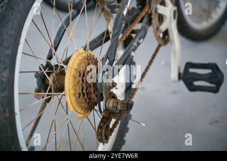 Ruggine e vecchia scatola ingranaggi, catena e ruota di una bicicletta. Sporco e abbandonato. Foto Stock