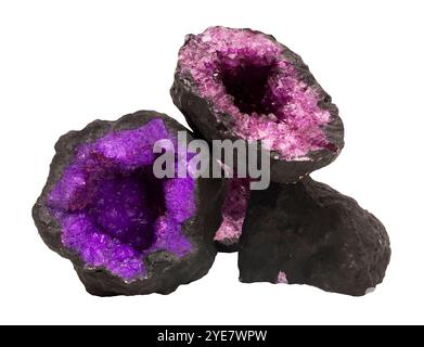 Gruppo di geodi vivaci, isolati su sfondo bianco. Roccia Geode, pietra. Le sfumature viola profonde e le texture naturali rendono questo modello la scelta perfetta Foto Stock