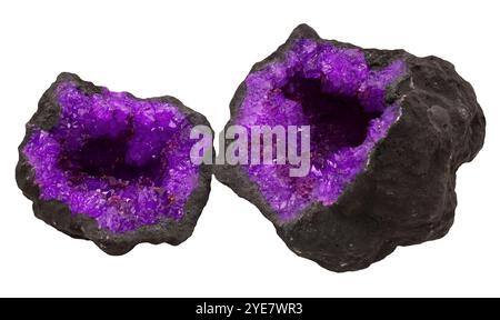 Accattivante vista ravvicinata del vivace geode di ametista, che mostra i suoi profondi cristalli viola. Roccia Geode isolata su sfondo bianco. Ideale per Foto Stock