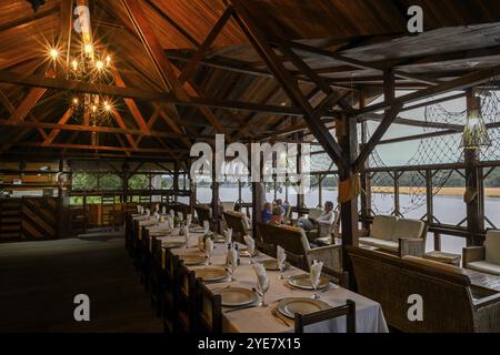 Ristorante al Doli Lodge sul fiume Sangha, Blue Hour, Bayanga, Prefettura di Sangha-Mbaere, Repubblica Centrafricana, Africa Foto Stock