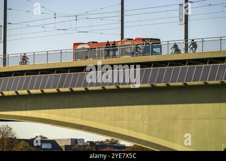 Il ponte Kennedy sul Reno vicino a Bonn, il ponte più lungo con un'installazione solare in Germania, oltre 390 moduli solari sono montati a sud Foto Stock