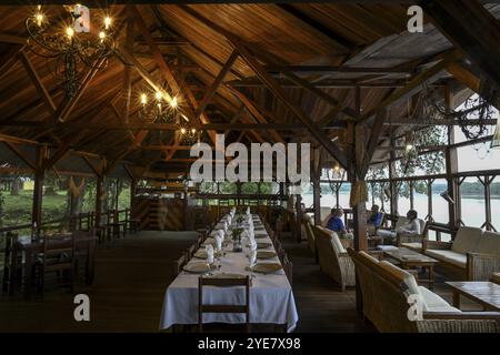 Ristorante al Doli Lodge sul fiume Sangha, Blue Hour, Bayanga, Prefettura di Sangha-Mbaere, Repubblica Centrafricana, Africa Foto Stock