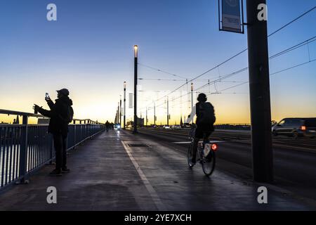 Il traffico sul ponte Kennedy, al centro dei 3 ponti sul Reno a Bonn, collega il centro di Bonn con il quartiere di Beuel, strada federale B56, semaforo r Foto Stock