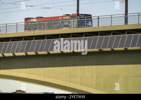 Il ponte Kennedy sul Reno vicino a Bonn, il ponte più lungo con un'installazione solare in Germania, oltre 390 moduli solari sono montati a sud Foto Stock