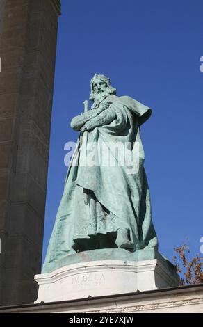 Statua del re Bela IV sul colonnato del Monumento al Millennio, Hosok tere (Piazza degli Eroi), Budapest, Ungheria Foto Stock