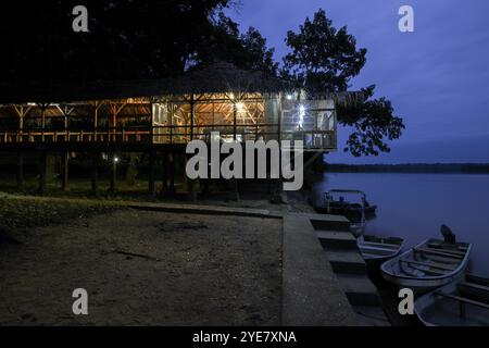 Ristorante al Doli Lodge sul fiume Sangha, Blue Hour, Bayanga, Prefettura di Sangha-Mbaere, Repubblica Centrafricana, Africa Foto Stock