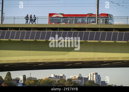 Il ponte Kennedy sul Reno vicino a Bonn, il ponte più lungo con un'installazione solare in Germania, oltre 390 moduli solari sono montati a sud Foto Stock