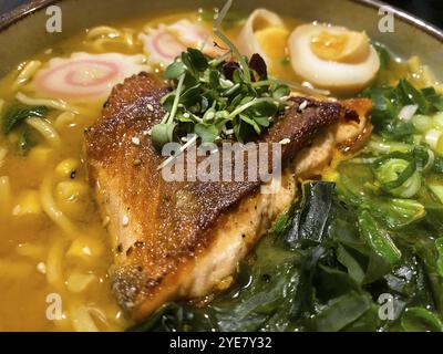 Ramen con spaghetti udon, salmone, uova, Stoccarda, Baden-Wuerttemberg, Germania, Europa Foto Stock