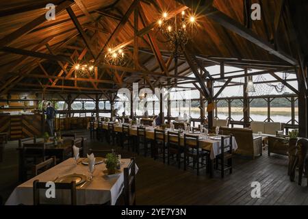 Ristorante al Doli Lodge sul fiume Sangha, Blue Hour, Bayanga, Prefettura di Sangha-Mbaere, Repubblica Centrafricana, Africa Foto Stock