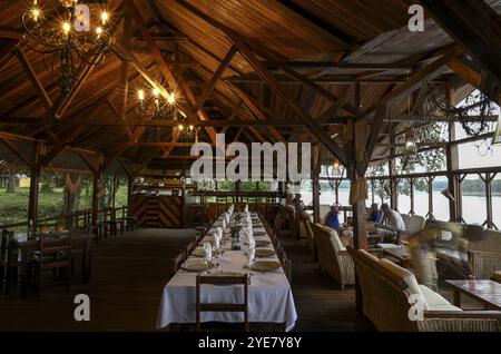 Ristorante al Doli Lodge sul fiume Sangha, Blue Hour, Bayanga, Prefettura di Sangha-Mbaere, Repubblica Centrafricana, Africa Foto Stock