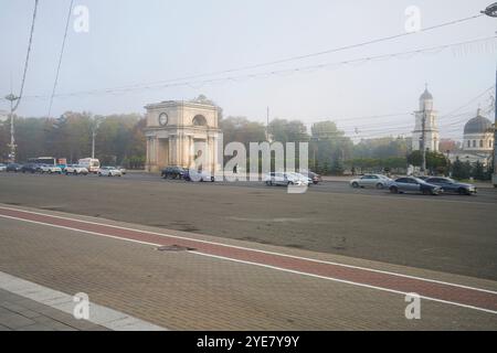 Chisinau, Moldavia. 25 ottobre 2024. Vista dell'Arco di Trionfo costruito nel 1846, che commemora la vittoria nella guerra russo-turca Foto Stock