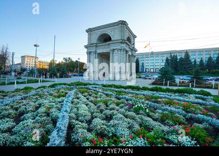 Chisinau, Moldavia. 24 ottobre 2024. Vista dell'Arco di Trionfo costruito nel 1846, che commemora la vittoria nella guerra russo-turca Foto Stock