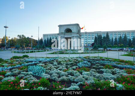 Chisinau, Moldavia. 24 ottobre 2024. Vista dell'Arco di Trionfo costruito nel 1846, che commemora la vittoria nella guerra russo-turca Foto Stock