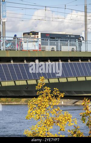 Il ponte Kennedy sul Reno vicino a Bonn, il ponte più lungo con un'installazione solare in Germania, oltre 390 moduli solari sono montati a sud Foto Stock