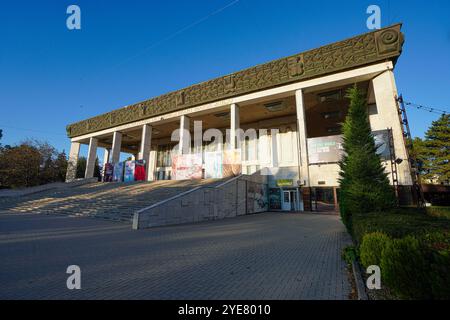 Chisinau, Moldavia. 24 ottobre 2024. Vista esterna del Teatro Nazionale dell'Opera e del Balletto Maria Biesu nel centro della città Foto Stock