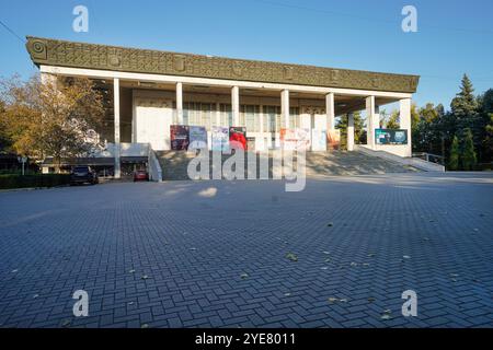 Chisinau, Moldavia. 24 ottobre 2024. Vista esterna del Teatro Nazionale dell'Opera e del Balletto Maria Biesu nel centro della città Foto Stock