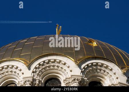 Aereo che sorvola la cupola dorata della cattedrale di San Alessandro Nevskij a Sofia, Bulgaria Foto Stock