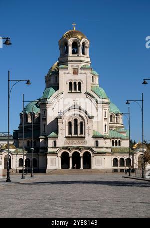 Sofia, Bulgaria - 2 ottobre 2024: Cattedrale di S. Alexander Nevsky, una cattedrale ortodossa bulgara a Sofia, Bulgaria, in una giornata di sole Foto Stock