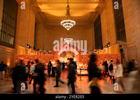 New York, USA. 29 ottobre 2024. Una mostra floreale a tema "il giorno dei morti" è stata inaugurata presso la Grand Central Station di New York, USA, con migliaia di calendule che formano la scena a tema del giorno dei morti, attirando i visitatori da guardare il 29 ottobre 2024 ora locale. Il 1° e il 2 novembre ogni anno è il giorno dei morti, una festa importante in Messico. Nel 2003, l'UNESCO ha inserito la giornata dei morti del Messico come patrimonio culturale immateriale. Credito: Liao Pan/China News Service/Alamy Live News Foto Stock