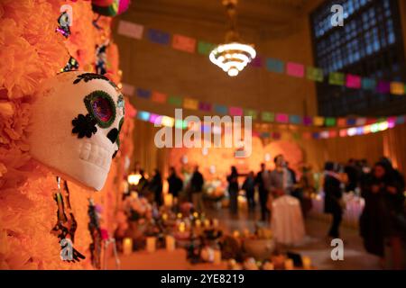 New York, USA. 29 ottobre 2024. Una mostra floreale a tema "il giorno dei morti" è stata inaugurata presso la Grand Central Station di New York, USA, con migliaia di calendule che formano la scena a tema del giorno dei morti, attirando i visitatori da guardare il 29 ottobre 2024 ora locale. Il 1° e il 2 novembre ogni anno è il giorno dei morti, una festa importante in Messico. Nel 2003, l'UNESCO ha inserito la giornata dei morti del Messico come patrimonio culturale immateriale. Credito: Liao Pan/China News Service/Alamy Live News Foto Stock