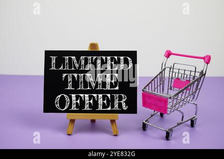 Messaggio di testo dell'offerta per un periodo limitato e carrello dello shopping su sfondo viola Foto Stock