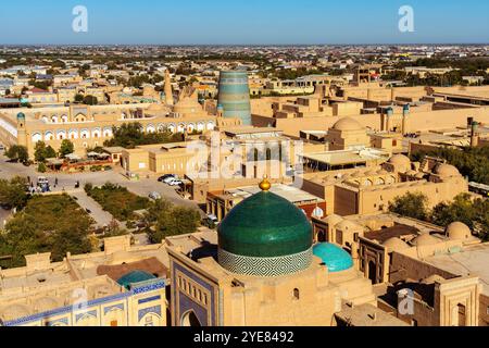 Vista sopraelevata di Itchan Kala, Khiva. Khiva (Xiva, Xīveh?) è una città e distretto della regione di Khorazm, Uzbekistan. La città era una struttura Foto Stock