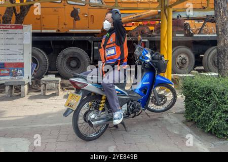 BANGKOK, TAILANDIA, 09 Mar 2024, taxi autista siede in moto in attesa di passeggeri Foto Stock